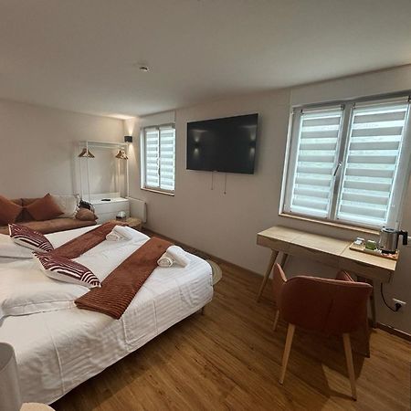 Hotel Restaurant Robinson Haybes エクステリア 写真